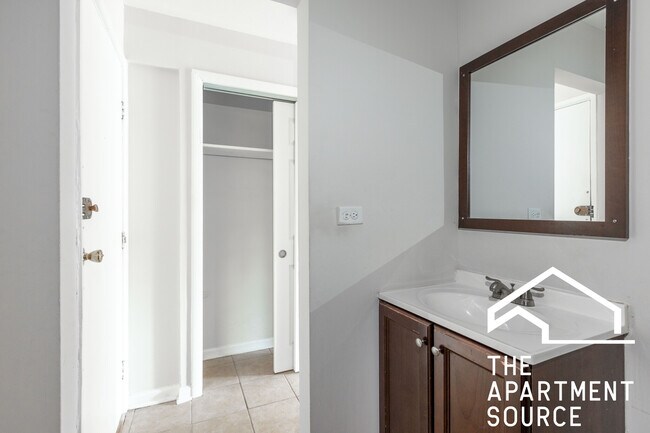 Building Photo - 5847 N Winthrop Ave