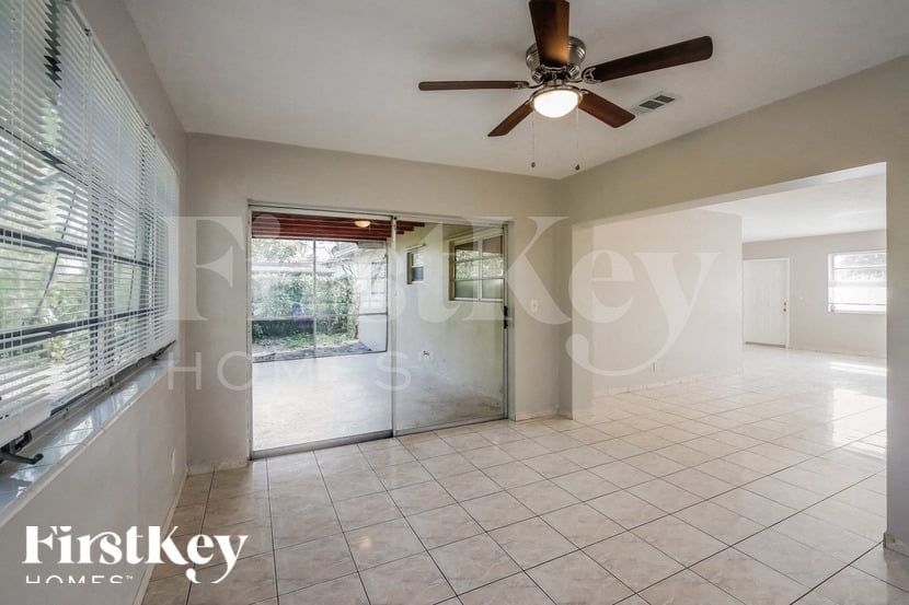 Building Photo - 621 SW 69th Terrace