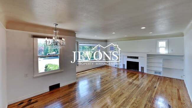 Building Photo - Charming 3-bedroom home with large fenced ...