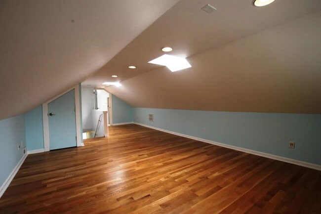 Building Photo - Lovely Craftsman Style Home Ballard !