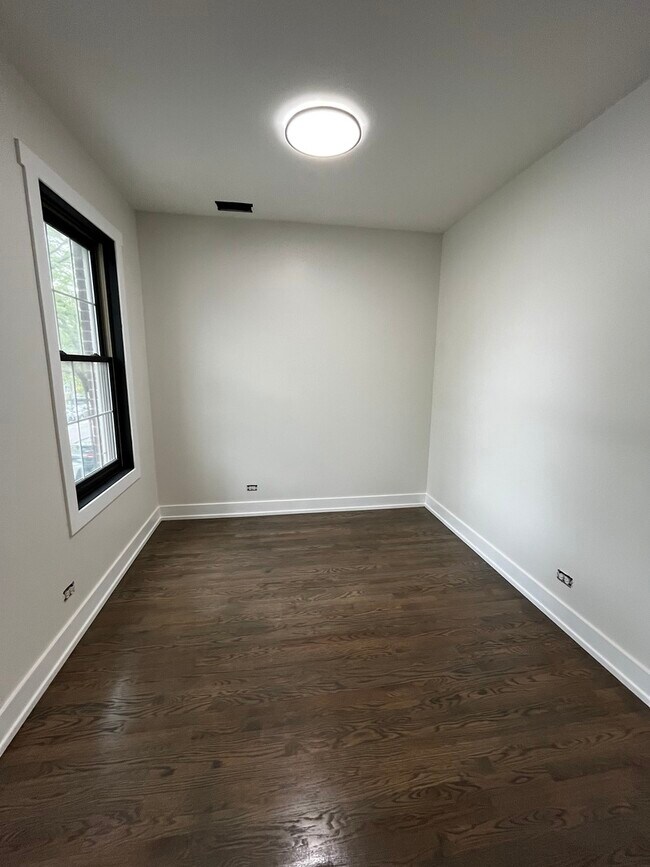 Building Photo - 3316 N Damen Ave