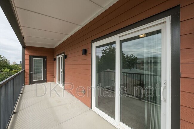 Building Photo - 525 Parkway Dr NE