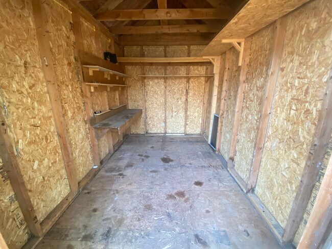 Building Photo - For Lease - 2 Beds, 1 Bath,