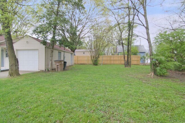 Building Photo - Knoxville 37917 - 2 bedroom, 1 bath home -...