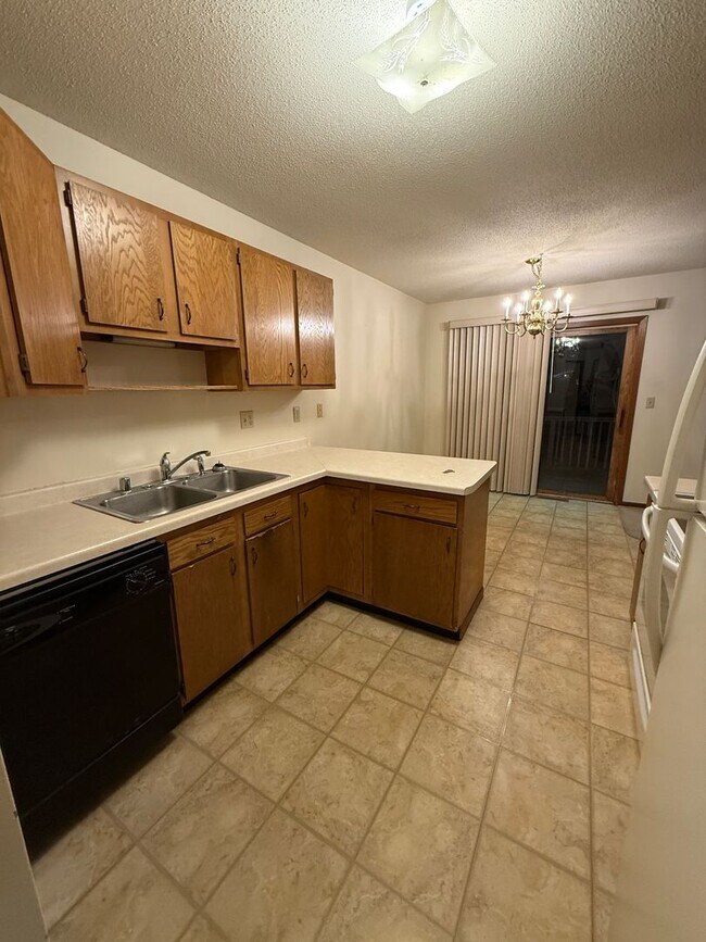 Building Photo - PP - 14 - Grandview Ave