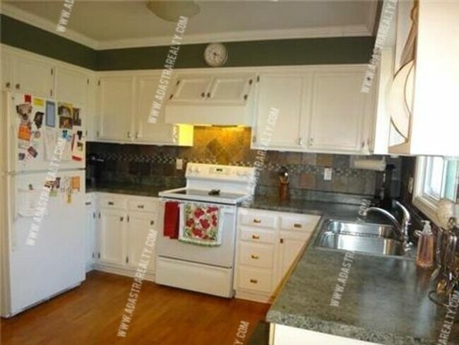 Building Photo - Beautiful Olathe Home-Coming SOON!!