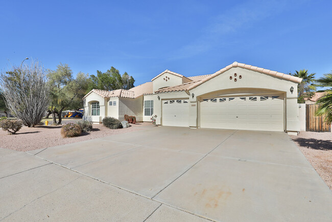 Building Photo - Spacious, Single Story, East Mesa home wit...