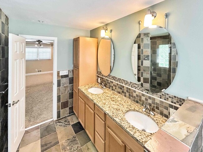 Building Photo - Spacious 3 BR/2 BA Duplex in Austell!
