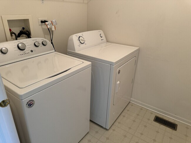 Building Photo - 74 Tanglewood Dr