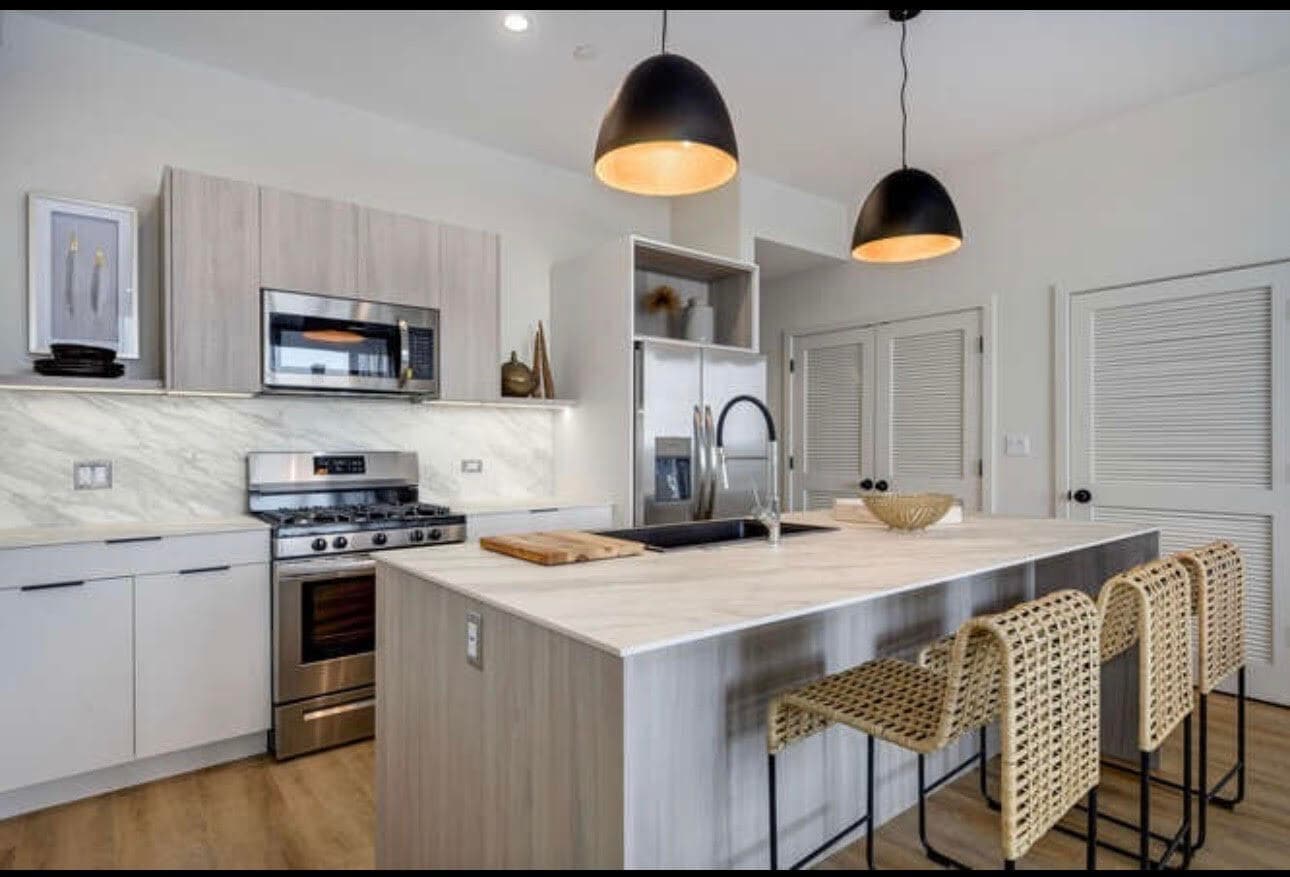 Building Photo - 6340 W Belmont Ave