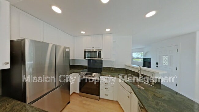 Building Photo - 2570 Lillie Ave