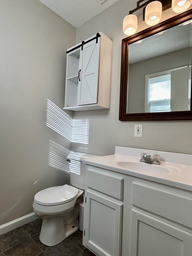 Building Photo - 825 David Ln