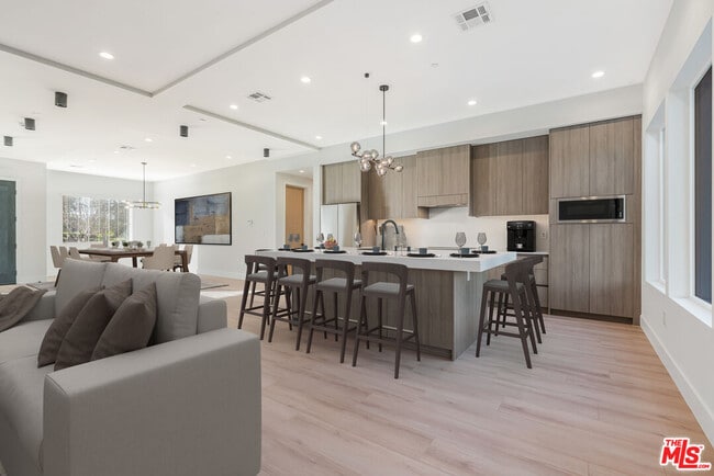 Building Photo - 8670 Encino Ave