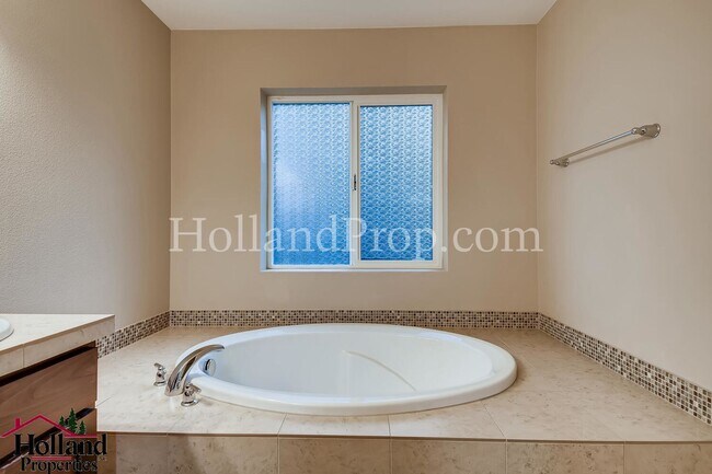 Building Photo - Stunning 3 Bedroom 2.5 Bathroom Home with ...