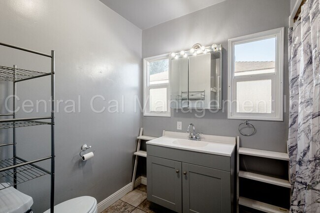 Building Photo - 2 Bedroom/1 Bath Home with Bonus Room  - $1650 per month!