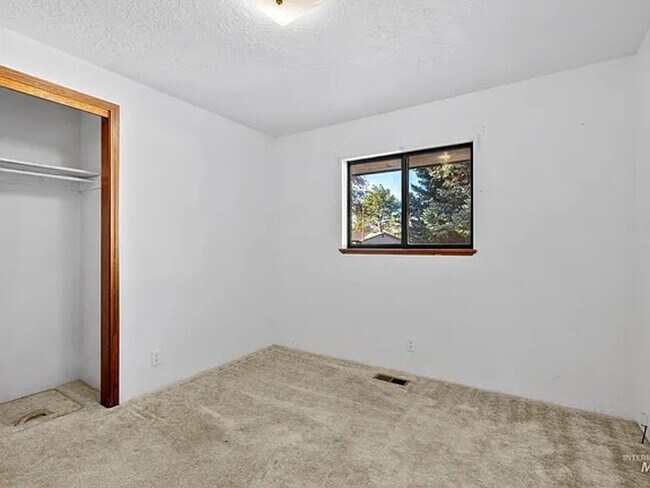 Building Photo - 80 S Heather Dr