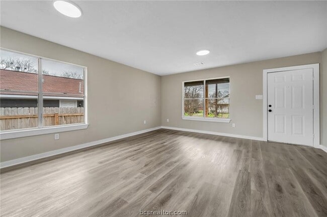 Building Photo - 1103 Phoenix St