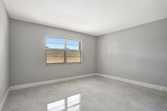 Building Photo - 2202 Lucaya Bend