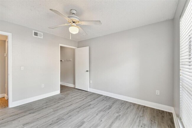 Building Photo - 9481 Highland Oak Dr
