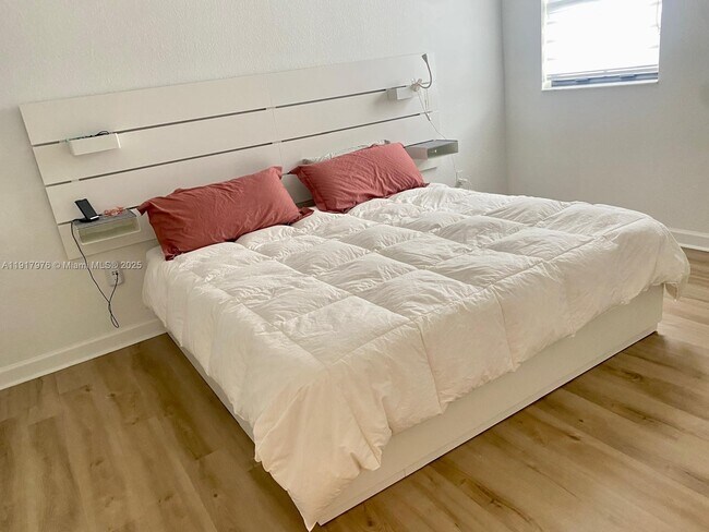 Building Photo - 10620 NW 88th St