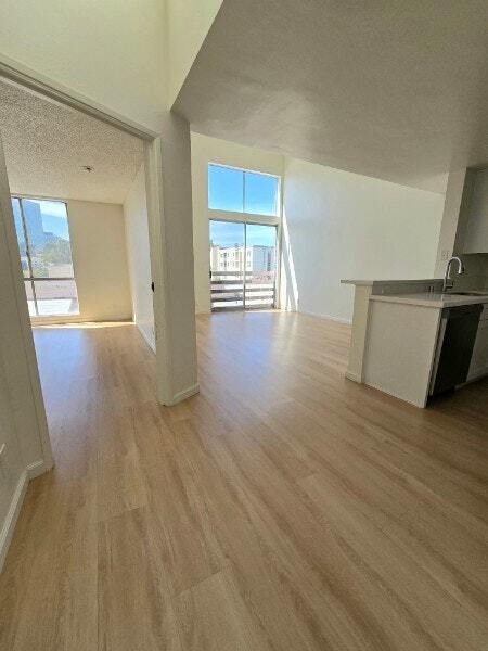 Building Photo - 3062 W. Fourth Street, Unit 308