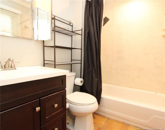 Building Photo - 819 James St