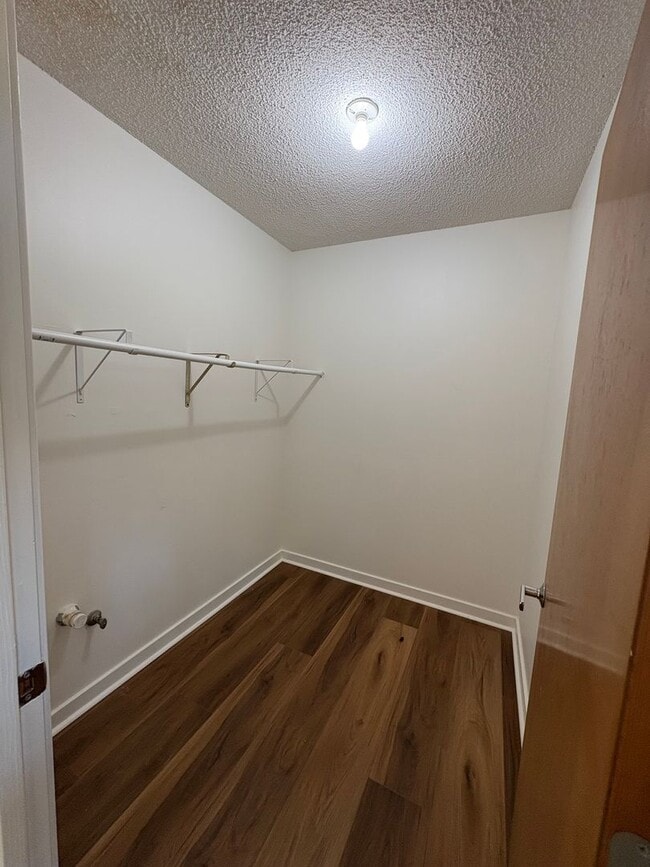Building Photo - One-of-a-kind Home on 2.2 Acres – $1,700/m...