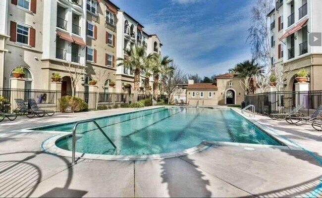 Building Photo - Stunning First level Luxury 2 Bed/2 Bath Condo Close to Everything in Dublin