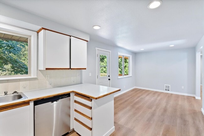 Building Photo - 3 Bed 2 Bath Fully Fenced Split Level Lake...