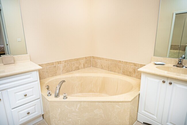 Building Photo - Furnished Townhouse in Plantation Bay