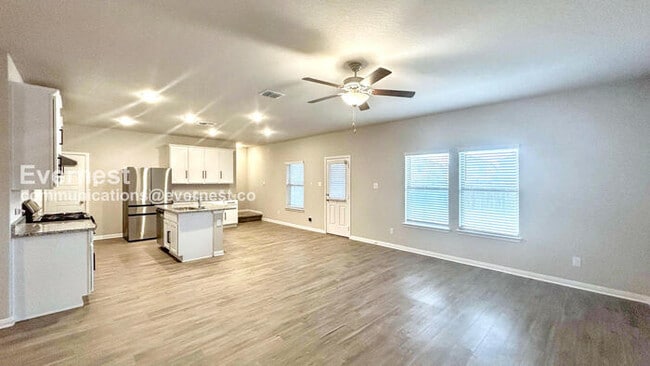 Building Photo - 5 Bed / 2 Bath Home with Fenced Yard & Garage / Pet-Friendly / Vouchers Accepted / Available Now!...