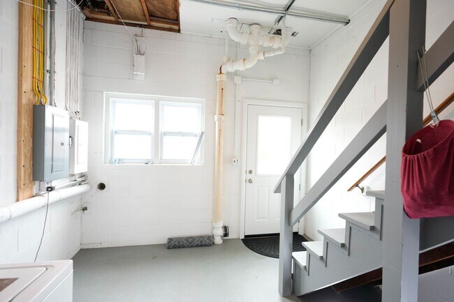 Building Photo - 2305 River Rd