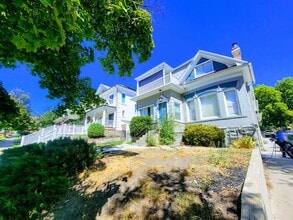 Building Photo - 324 L St E