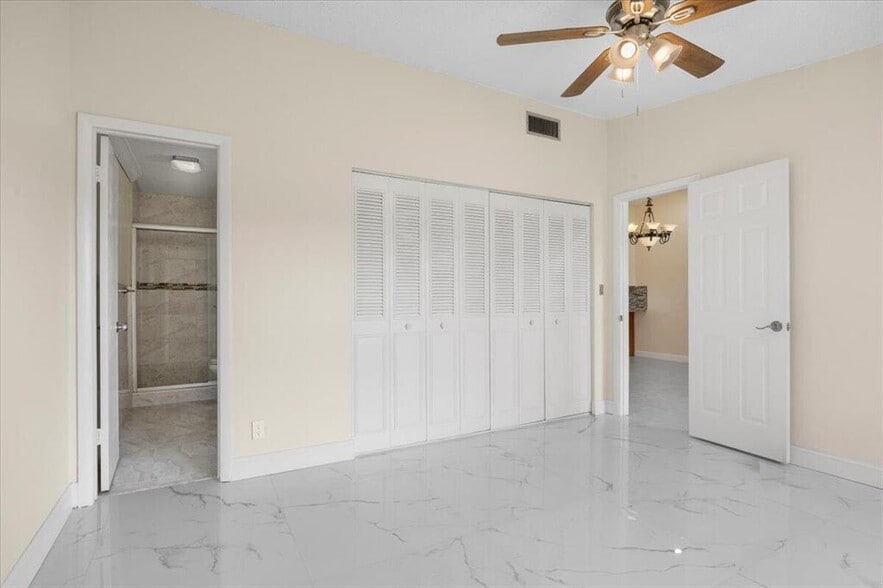 Building Photo - 5540 Lakewood Cir S
