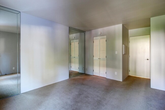 Building Photo - Lovely ground floor unit at the incredible El Escorial! Santa Barbara:)