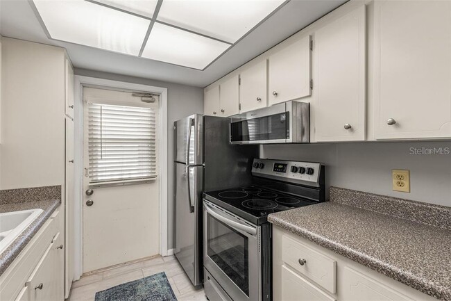 Building Photo - 650 Pinellas Point Dr S