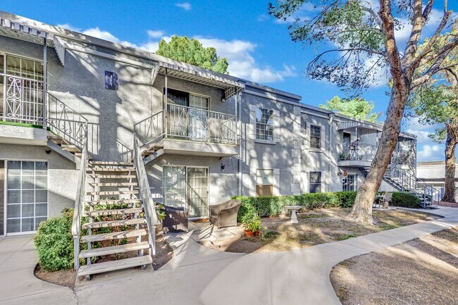 Building Photo - Very Nice 2bd/2ba Condo!! Gated Friendly Community w/ Pool!!