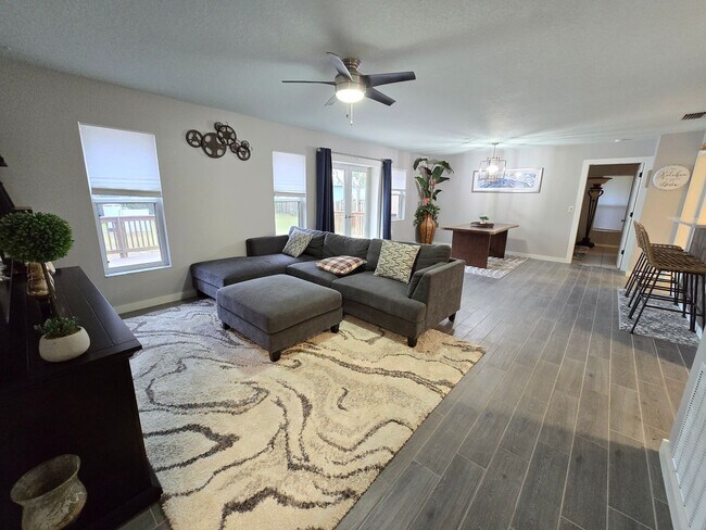 Building Photo - Remodeled 2 bed/ 2 bath/ 2 car garage ~ Annual Rental in Sarasota ~