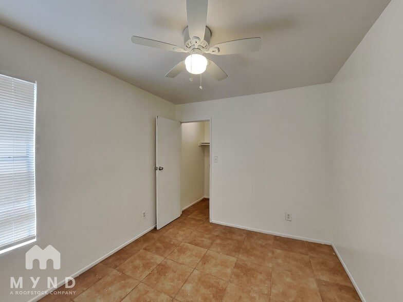 Building Photo - 260 W 8th Ave