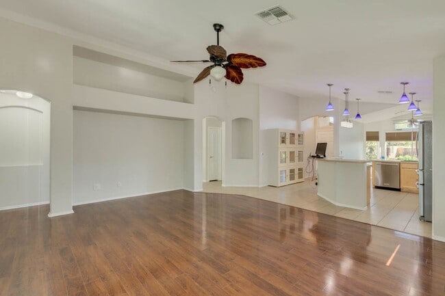 Building Photo - New Listing in Peoria