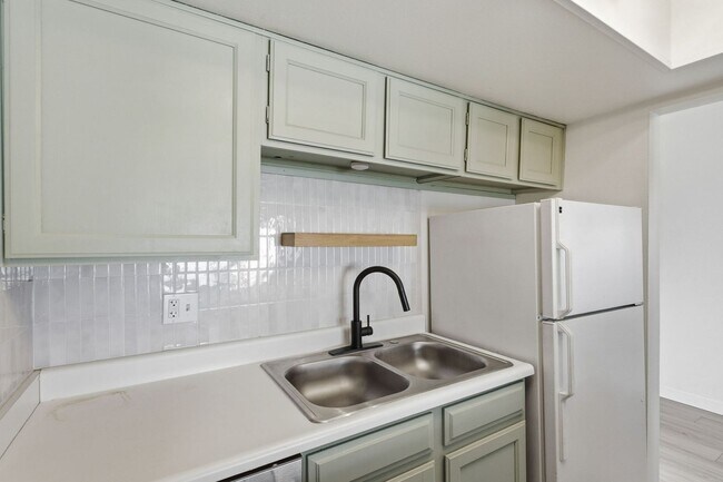 Building Photo - Short-Term Rentals OK *** Less than 2 mile...