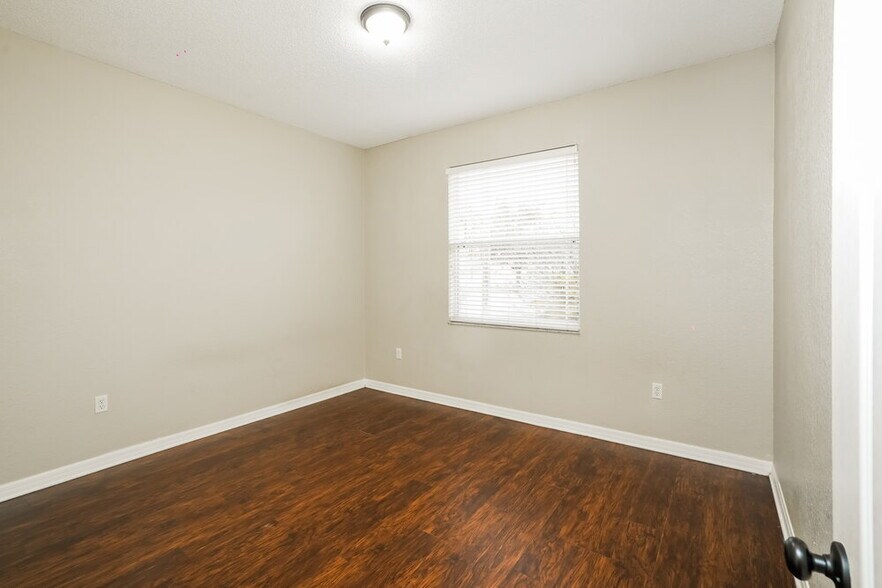 Building Photo - 6033 Live Oak Dr