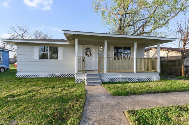 Building Photo - 986 Dewalt St