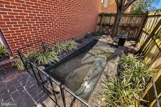 Building Photo - 211 W Hill St