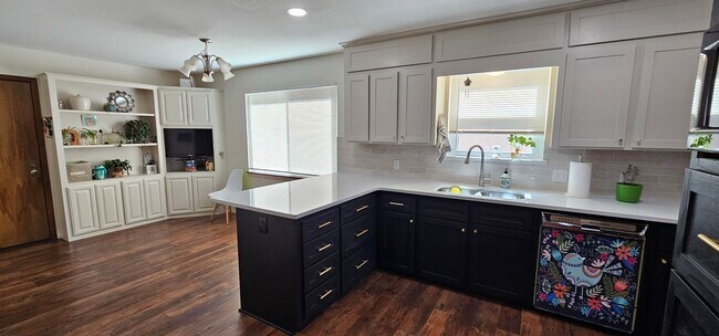 Building Photo - Contemporary Ranch in a beautiful, quiet s...