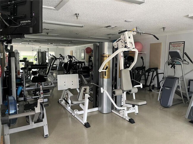 Building Photo - 8000 Sailboat Key Blvd S