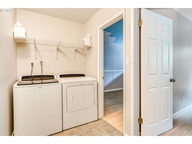 Building Photo - Fully Remodeled 3 Bedroom/2.5 Bathroom Lak...