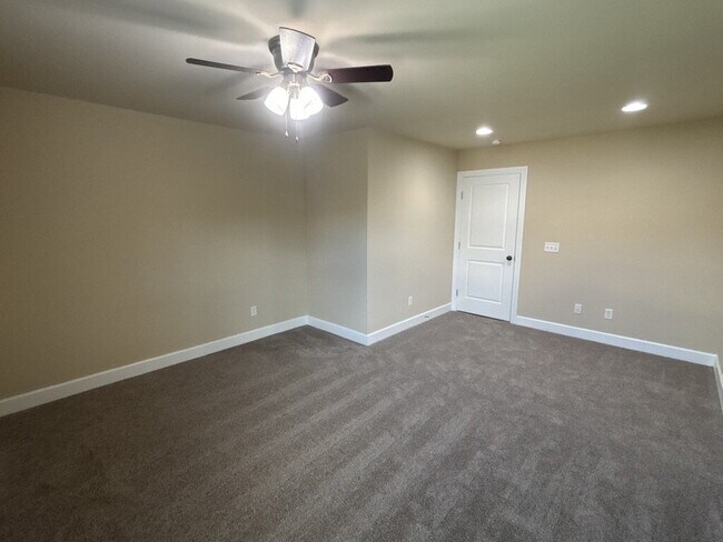Building Photo - Spacious 3-Bed 2.5 Bath Townhome for Rent in Algood