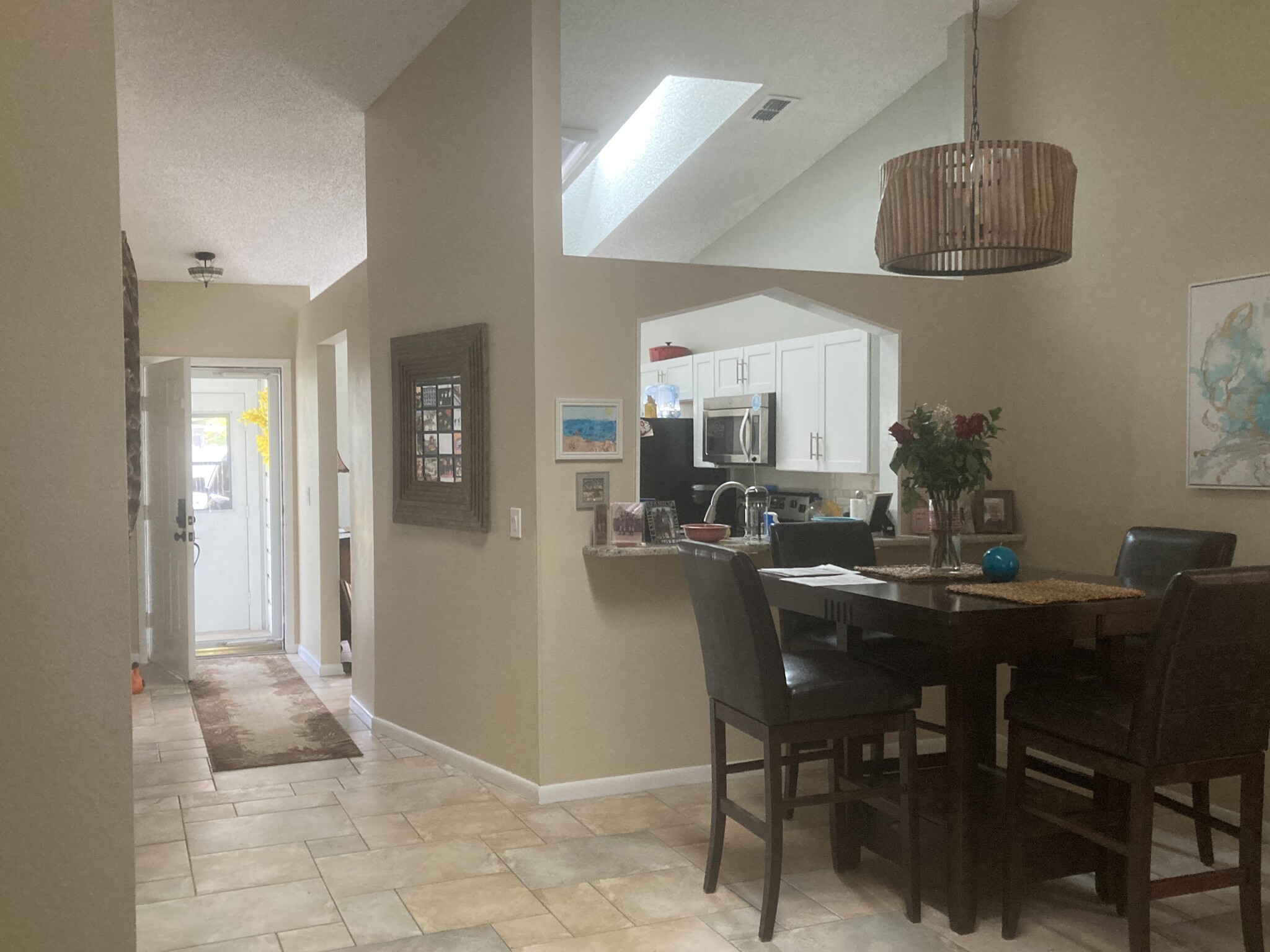 Building Photo - 571 Milburne Close