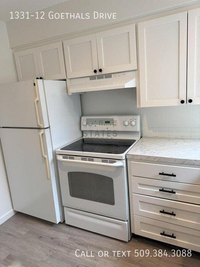 Building Photo - 1331 Goethals Dr